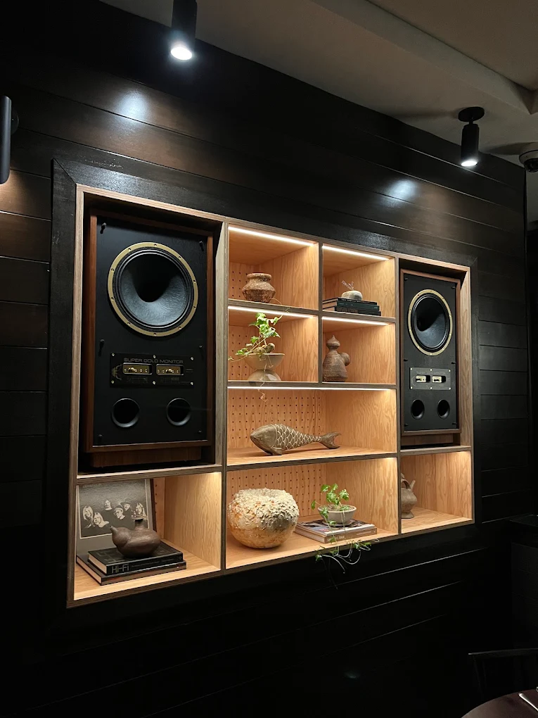 Hi-fi wall thumbnail